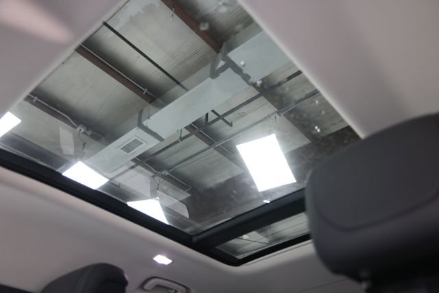 Used 2023 Land Rover Defender 130 SE image 24