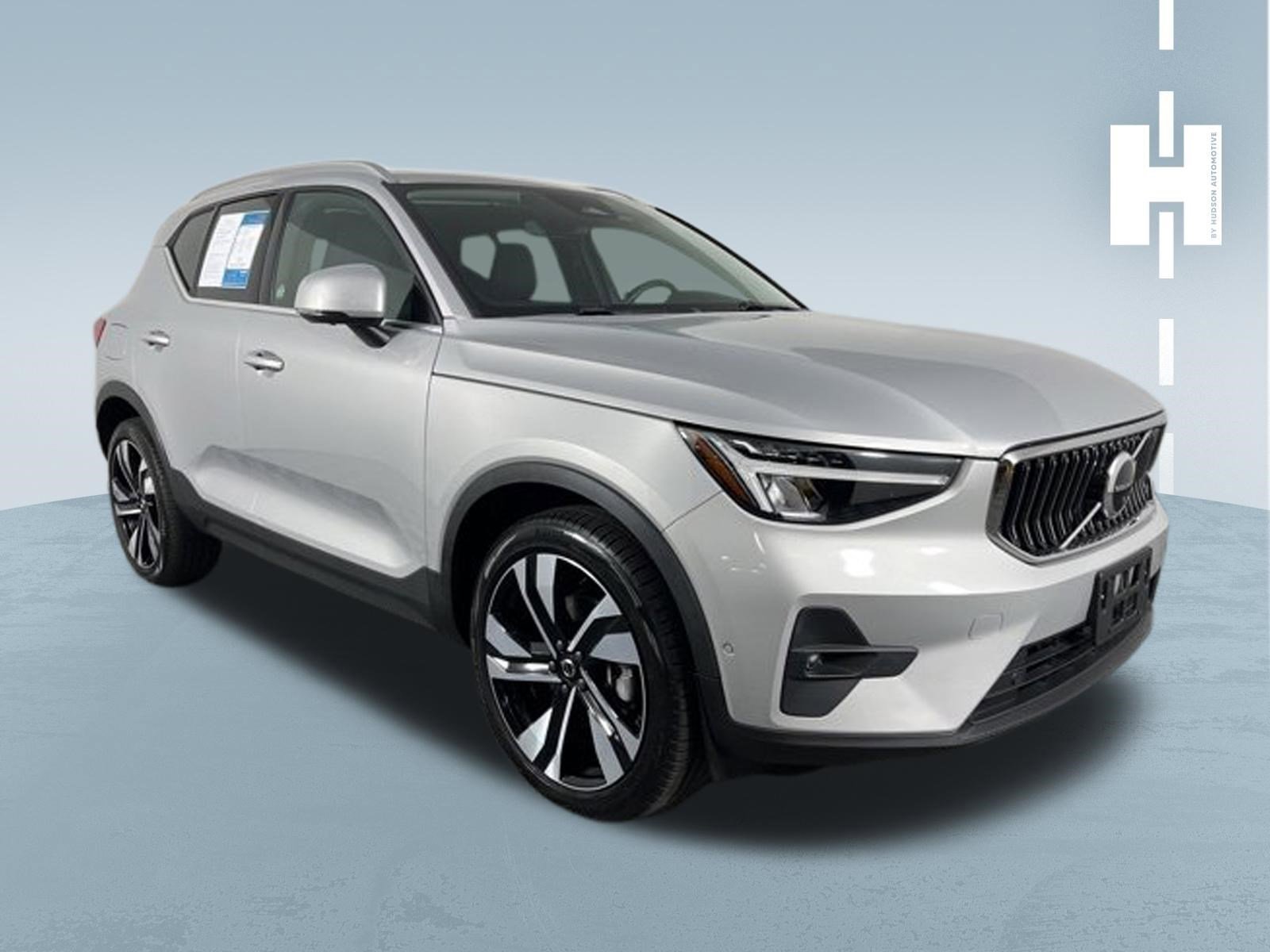Used 2023 Volvo XC40 B5 Plus w/ Driver Assist Package AWD/4WD image 1