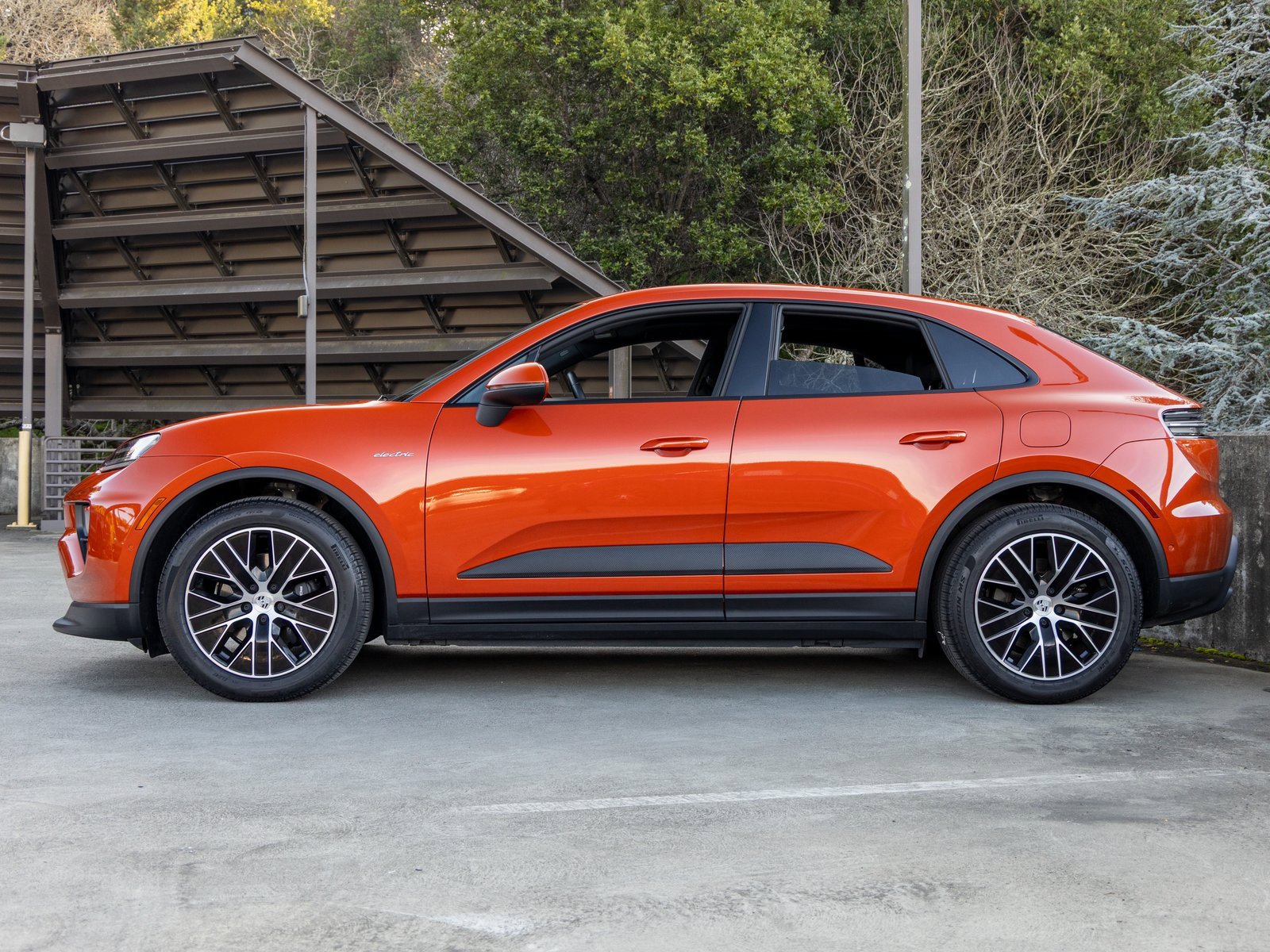 Certified 2025 Porsche Macan Electric image 2