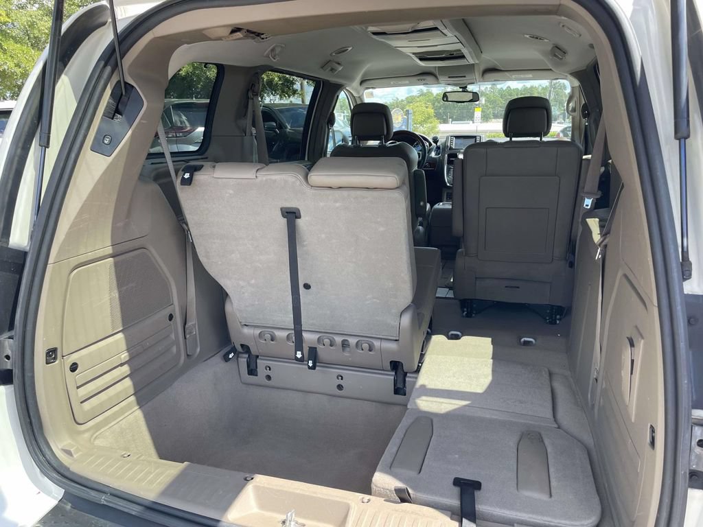 Used 2012 Chrysler Town & Country Limited FWD image 11
