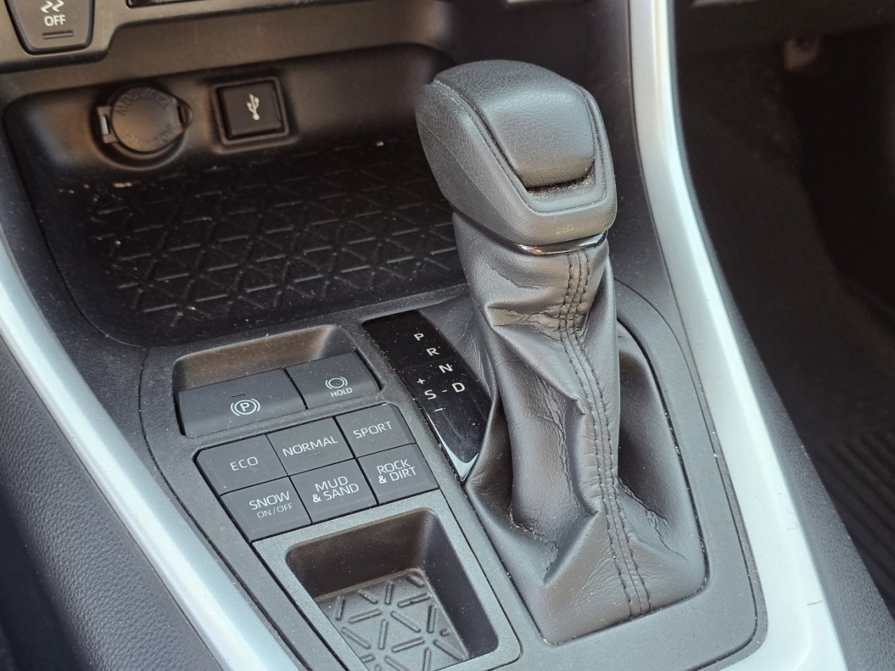 Used 2020 Toyota RAV4 LE w/ All Weather Liner Package image 25