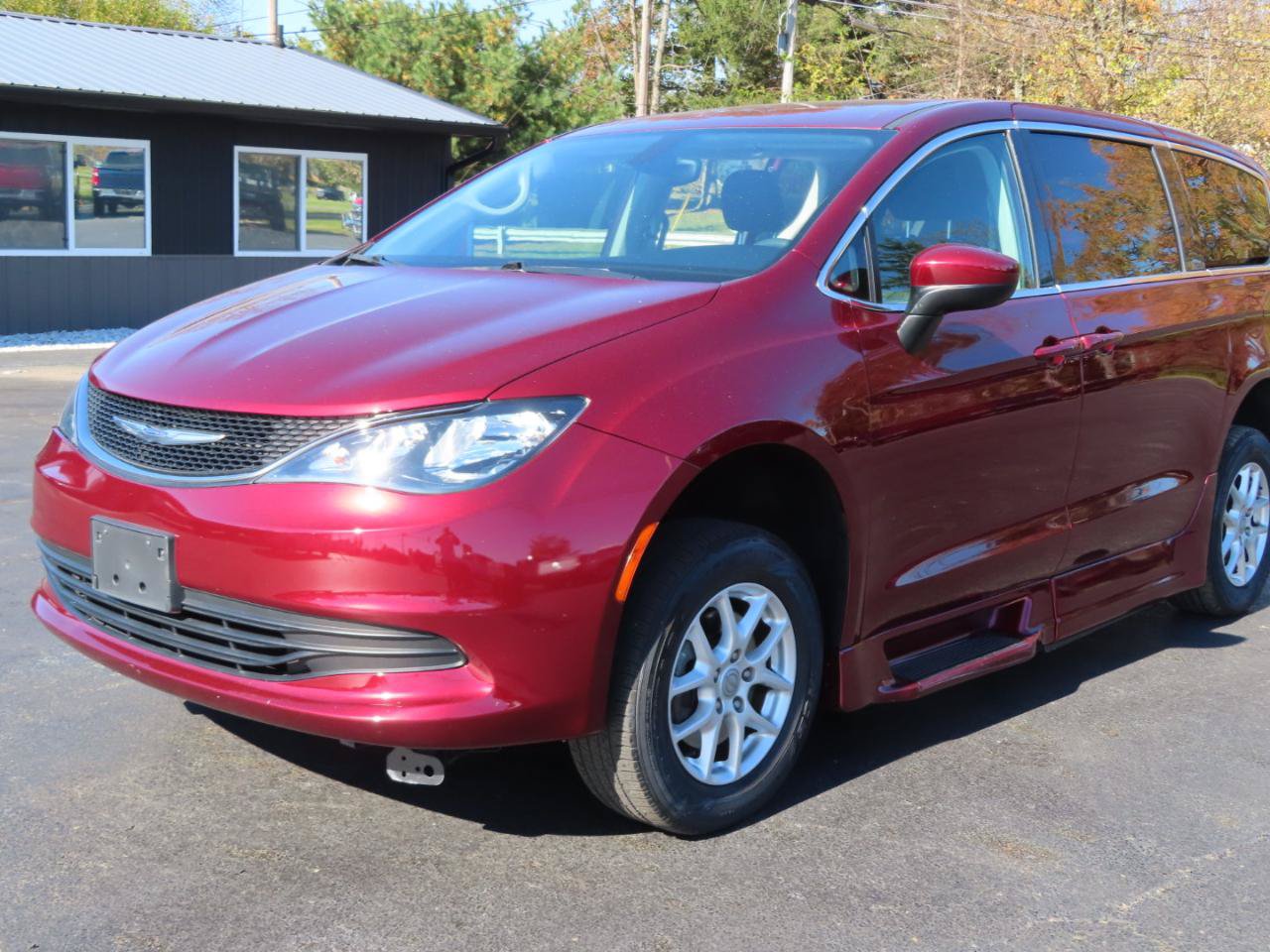 Used 2017 Chrysler Pacifica Touring FWD image 12