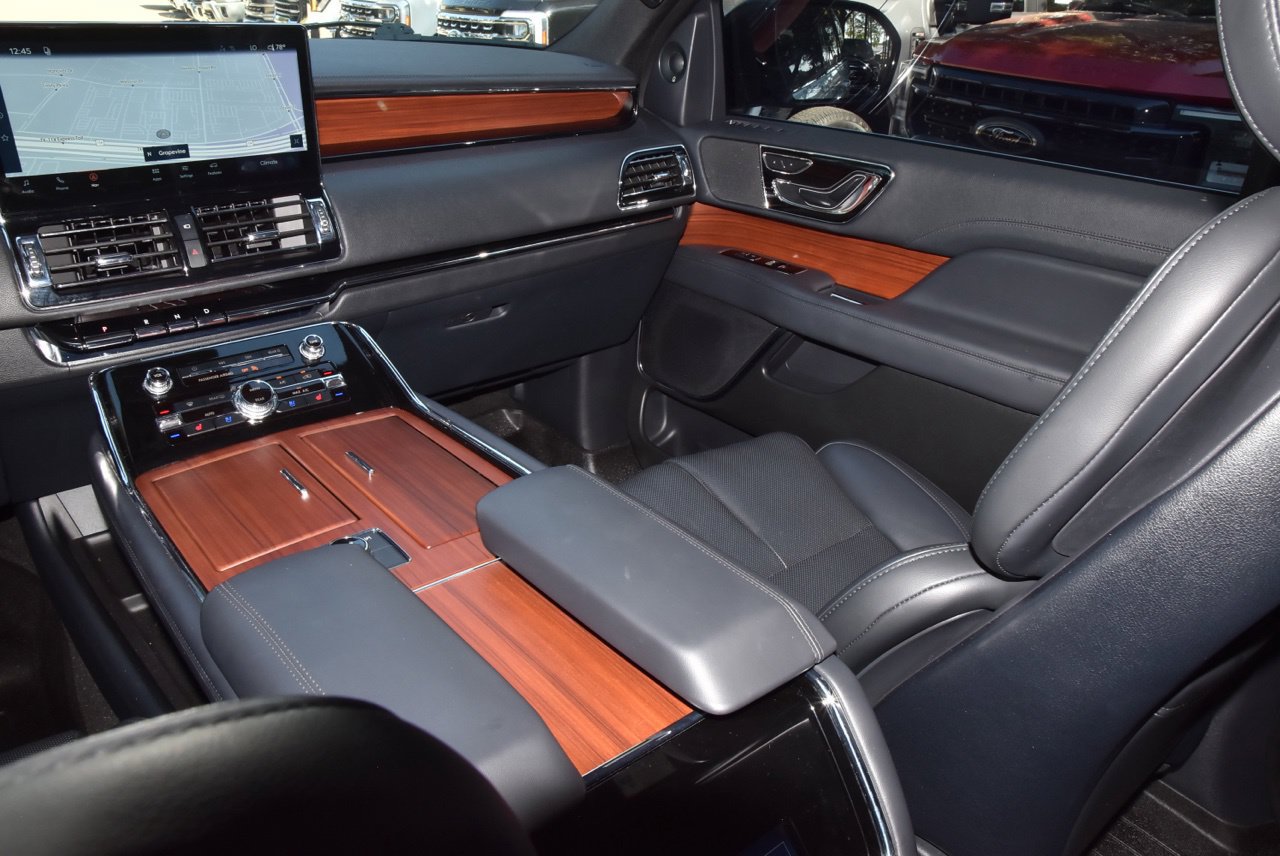 Used 2023 Lincoln Navigator 2WD image 18