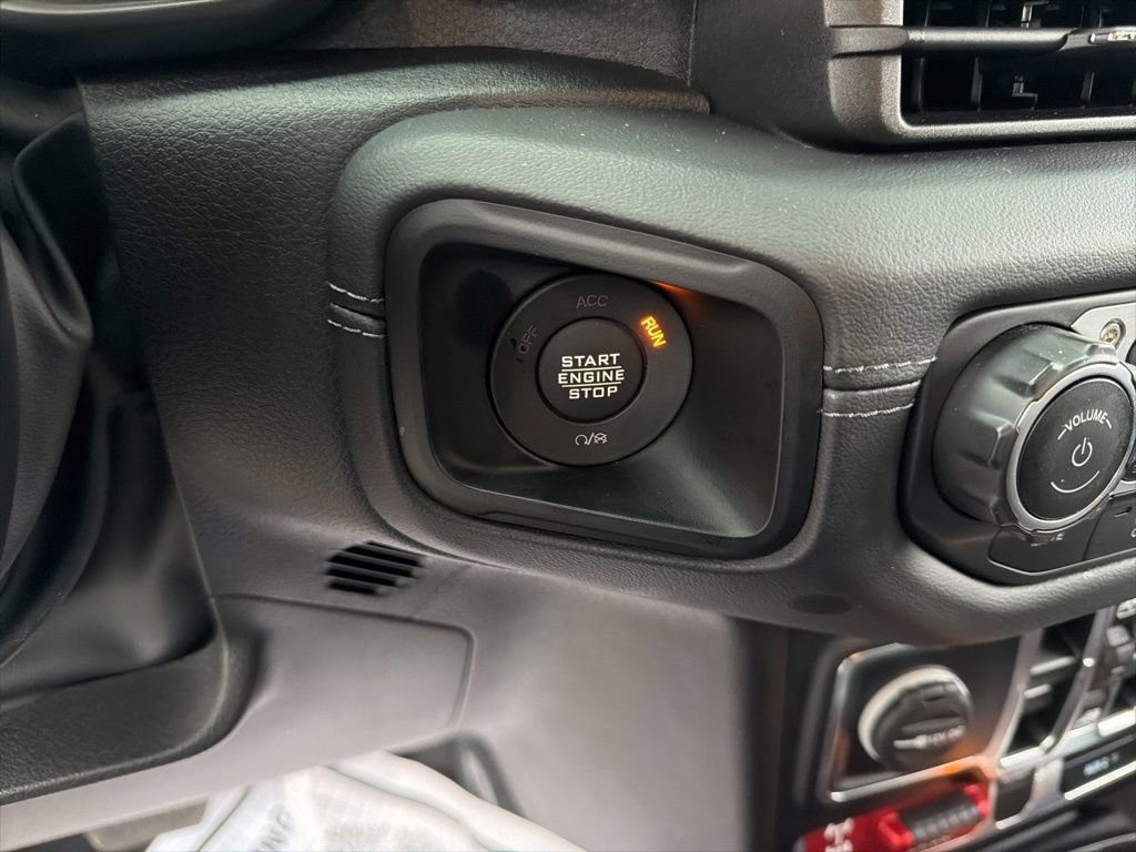 Used 2024 Jeep Gladiator Mojave w/ Technology Group AWD/4WD image 27