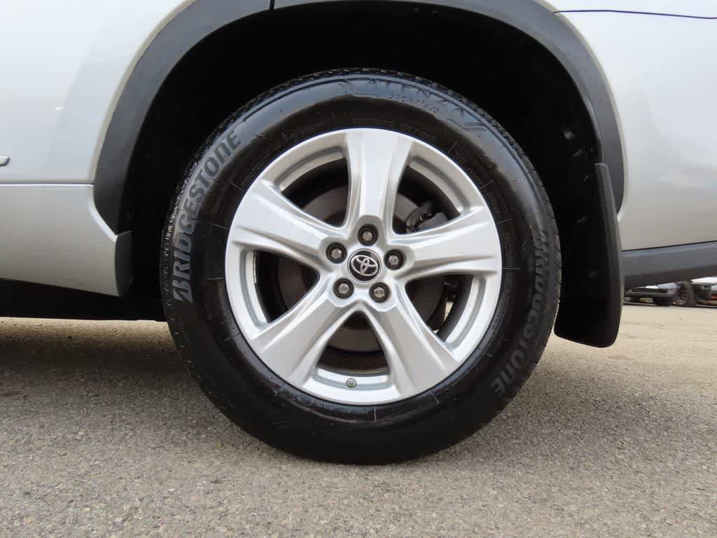 Used 2023 Toyota Highlander LE AWD/4WD image 9