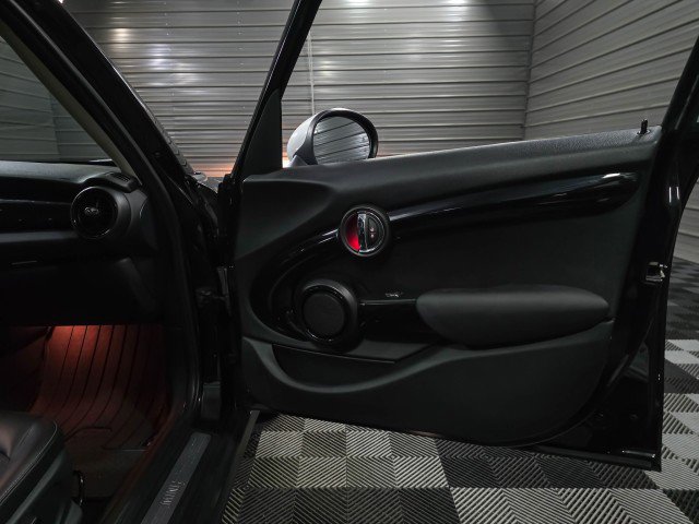 Used 2019 MINI Cooper 4-Door Hardtop image 32