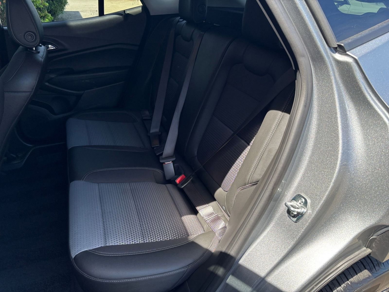 Used 2025 Chevrolet Trax LT FWD image 37