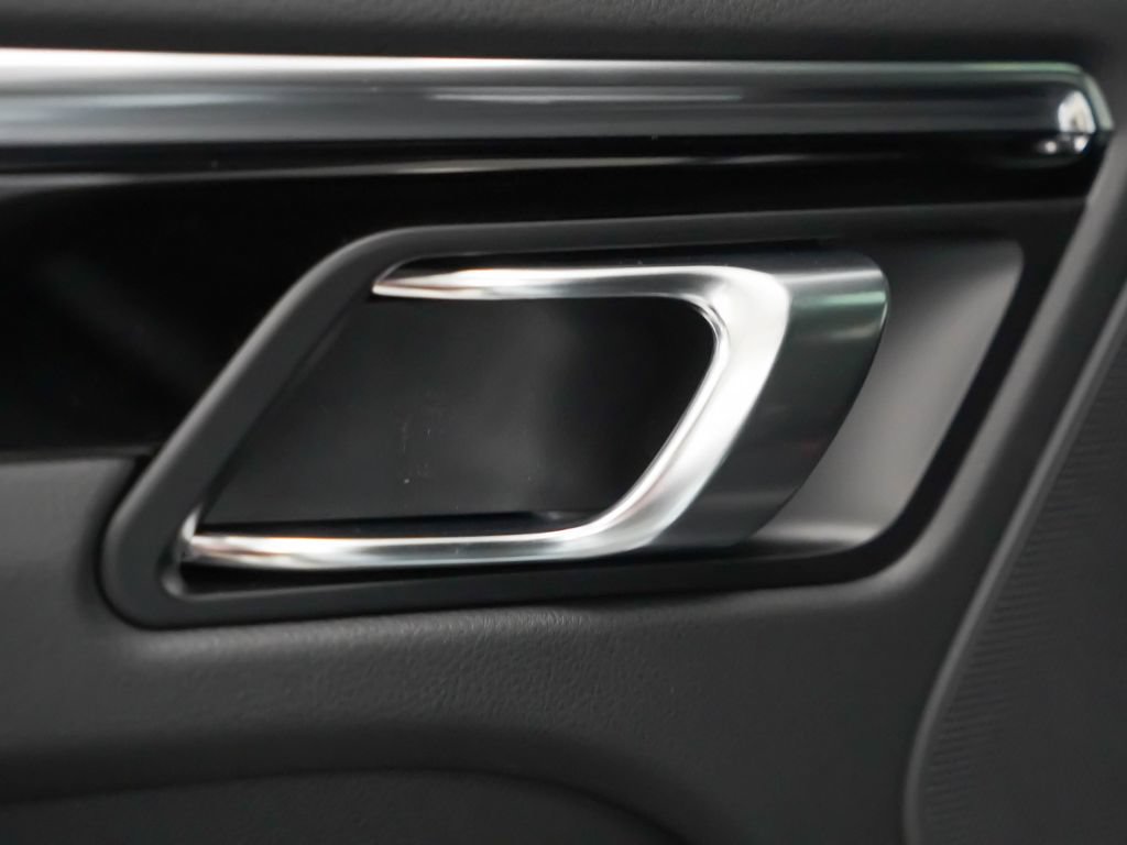Certified 2026 Porsche Macan AWD/4WD image 15