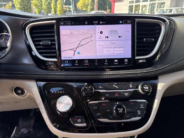 Used 2024 Chrysler Pacifica Limited FWD image 23