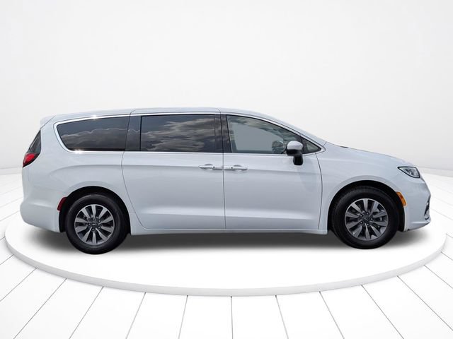 Used 2023 Chrysler Pacifica Touring-L FWD image 2