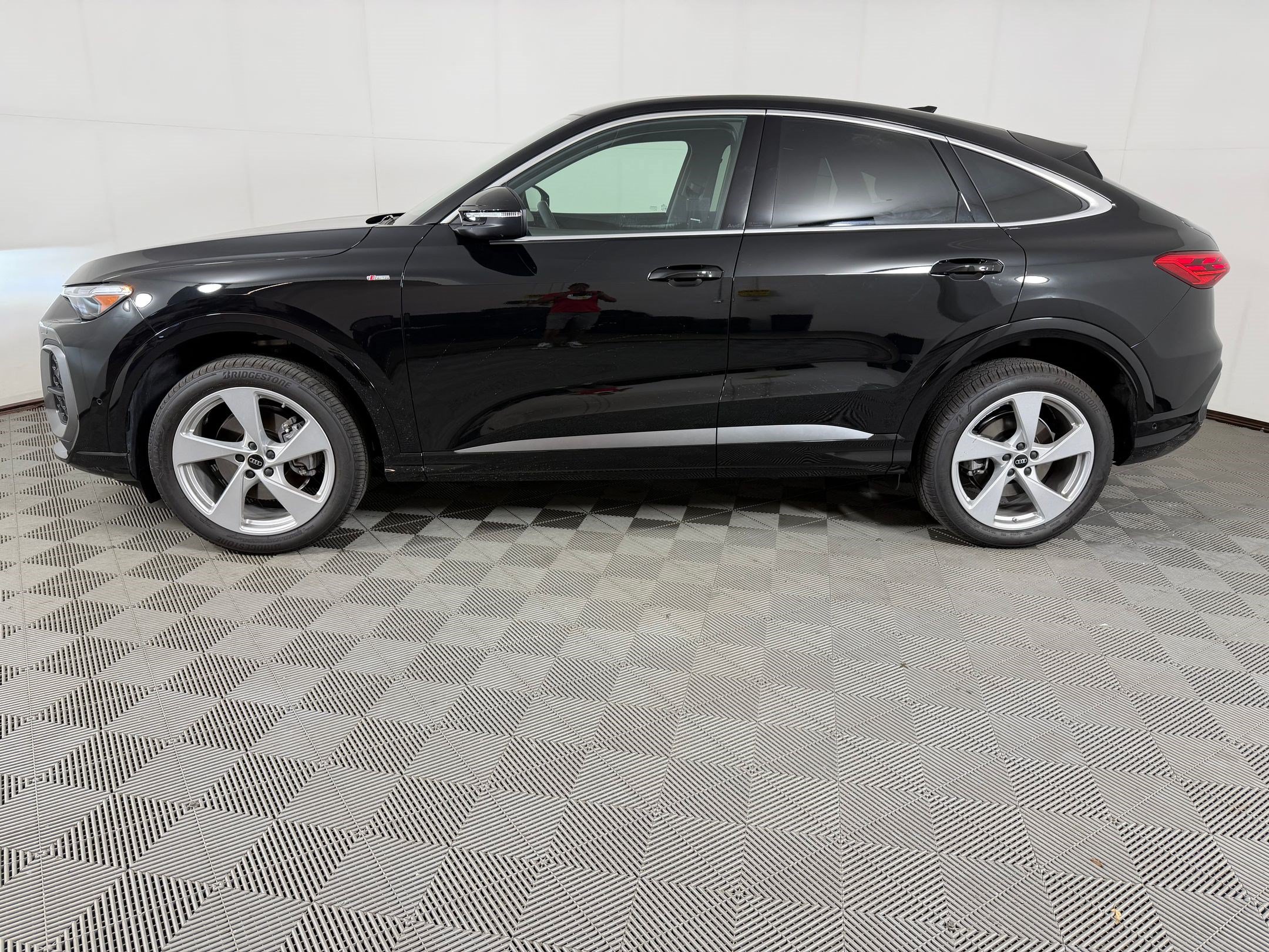 Certified 2025 Audi Q5 Premium Plus w/ Premium Plus AWD/4WD image 2