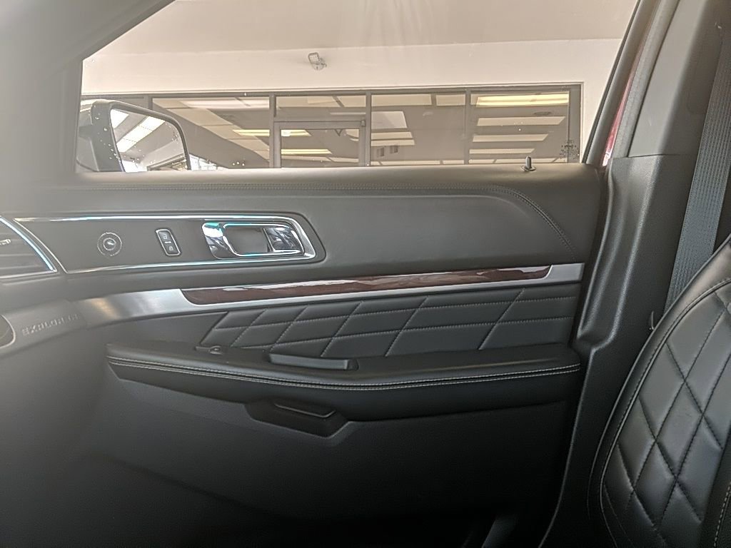 Used 2017 Ford Explorer Platinum image 25