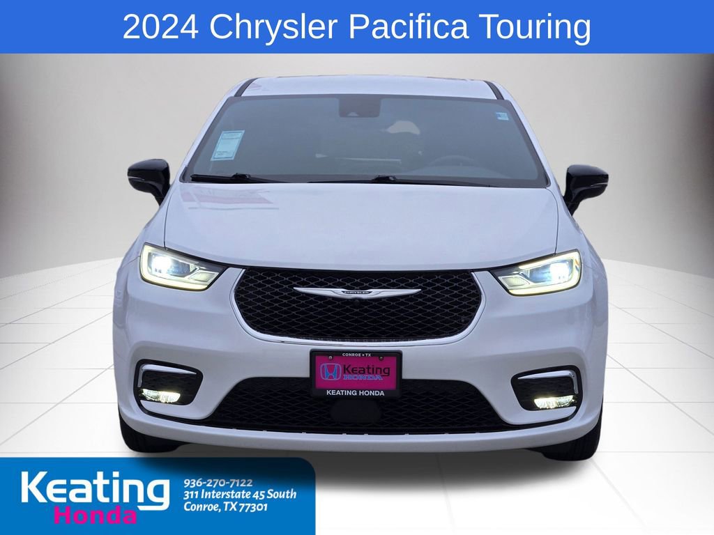 Used 2024 Chrysler Pacifica Touring image 2