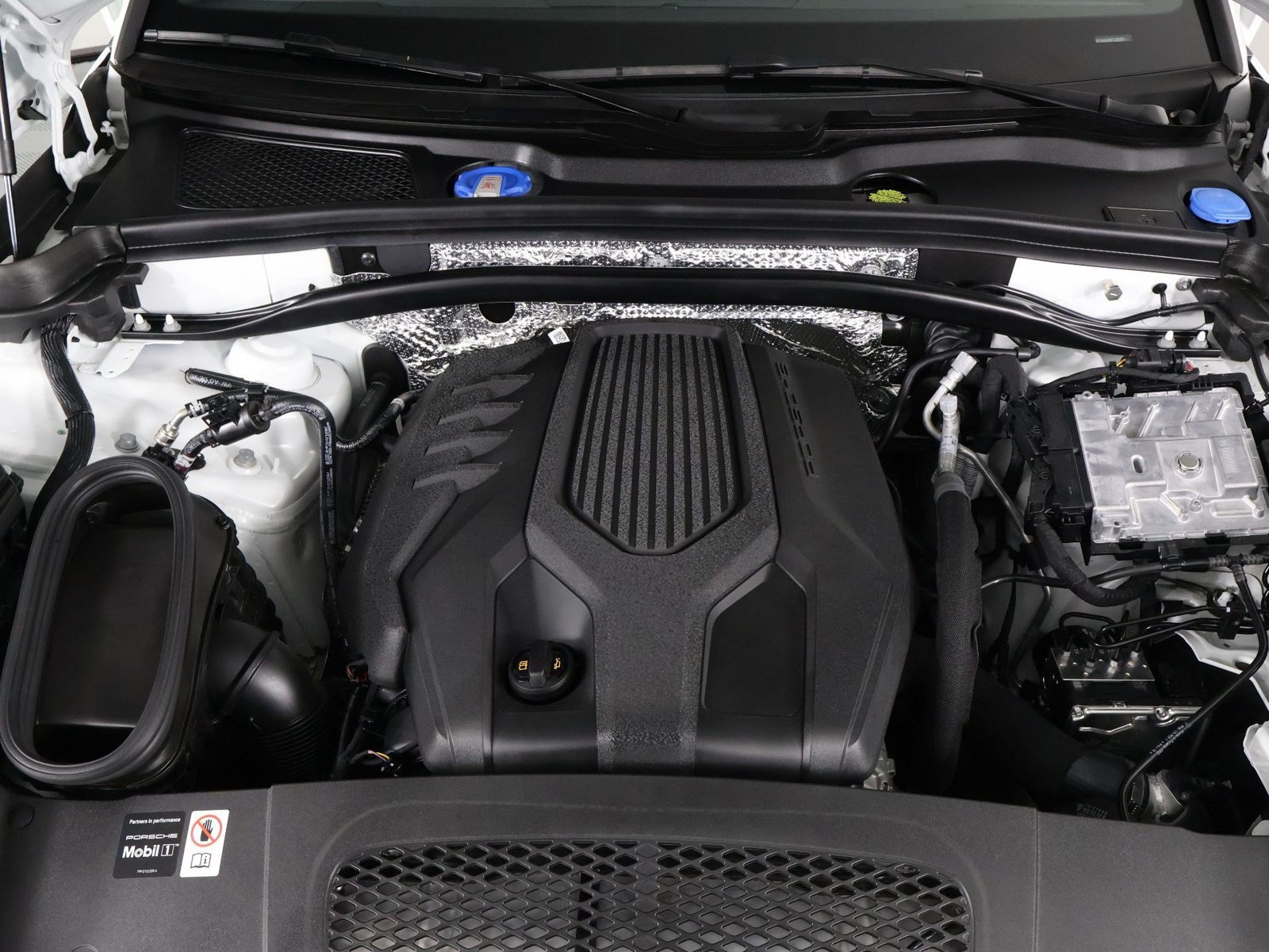 Certified 2026 Porsche Macan AWD/4WD image 26