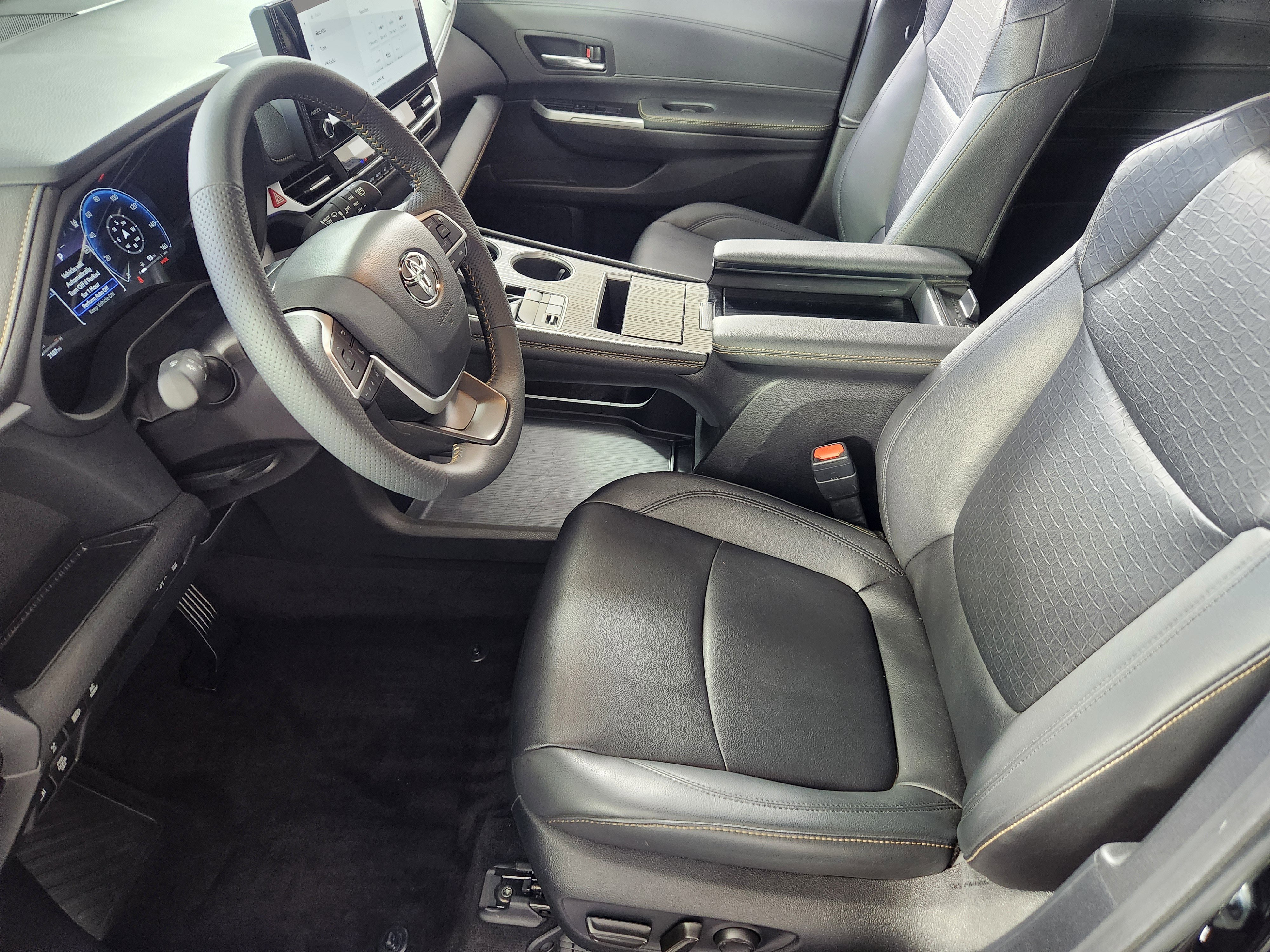 Used 2025 Toyota Sienna XLE Woodland Edition image 11