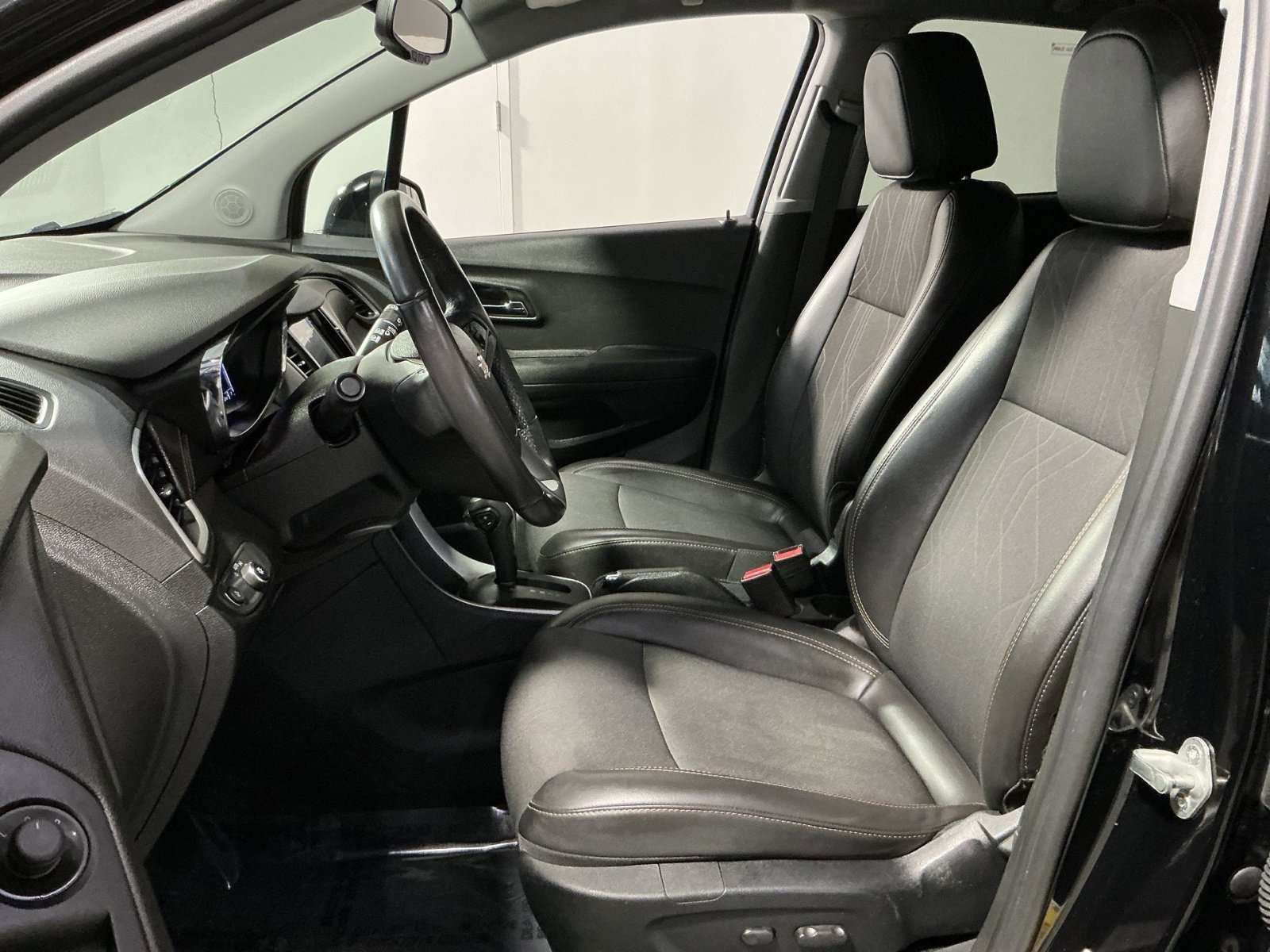 Used 2019 Chevrolet Trax LT w/ LT Convenience Package AWD/4WD image 21