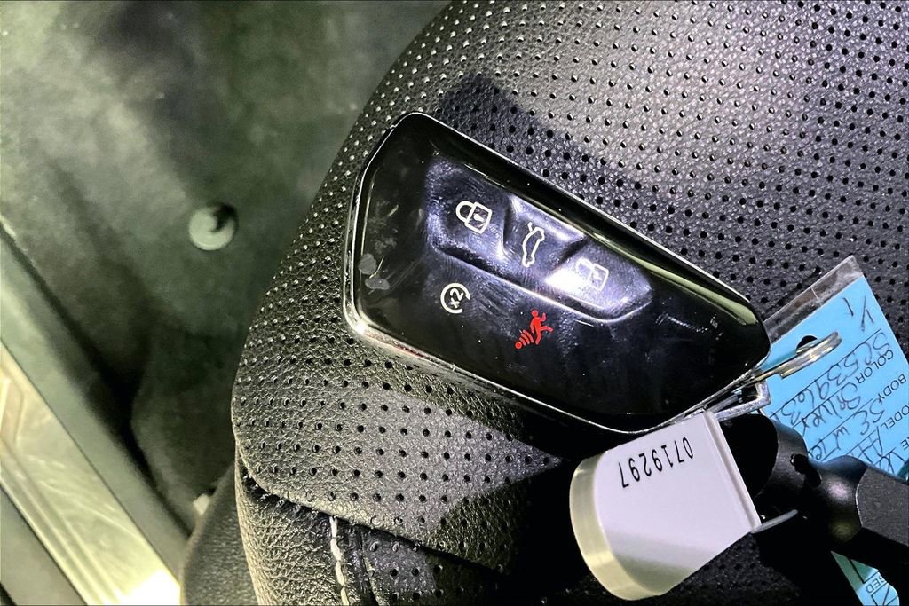 Used 2025 Volkswagen Atlas SE image 13