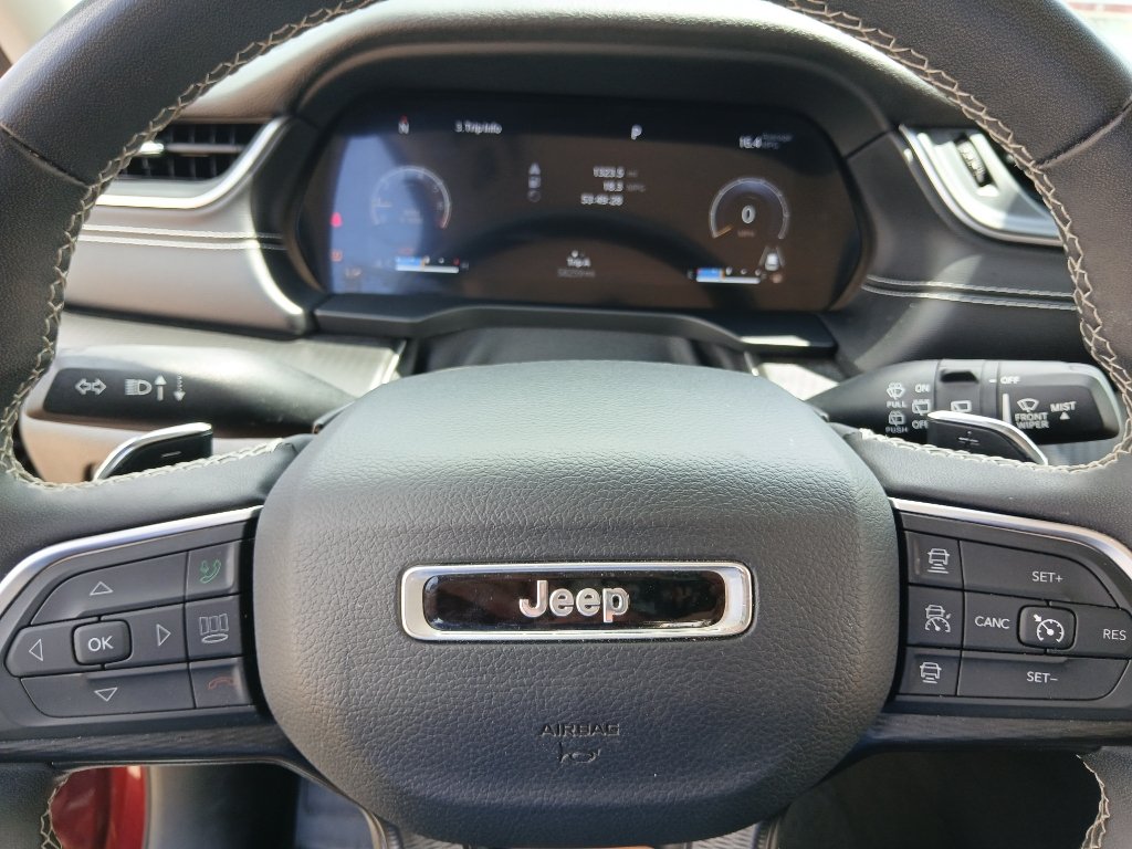 Used 2023 Jeep Grand Cherokee Laredo RWD image 14