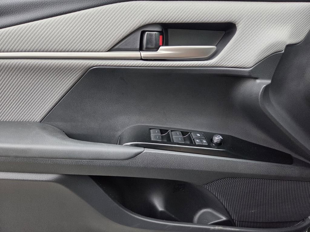 Used 2025 Toyota Camry SE image 23