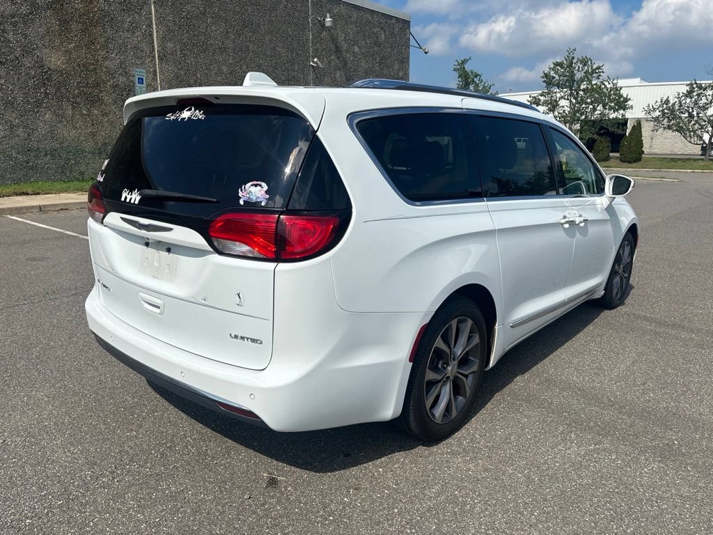 Used 2018 Chrysler Pacifica Limited w/ Tire & Wheel Group FWD image 7