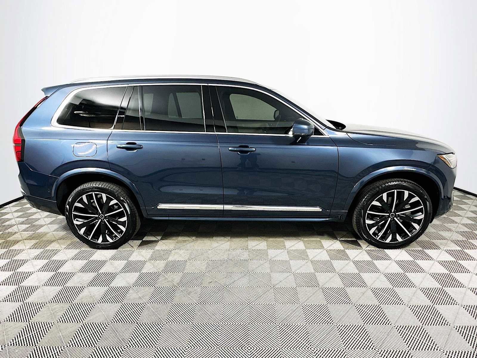 New 2026 Volvo XC90 B6 Plus w/ Protection Package Premier image 8