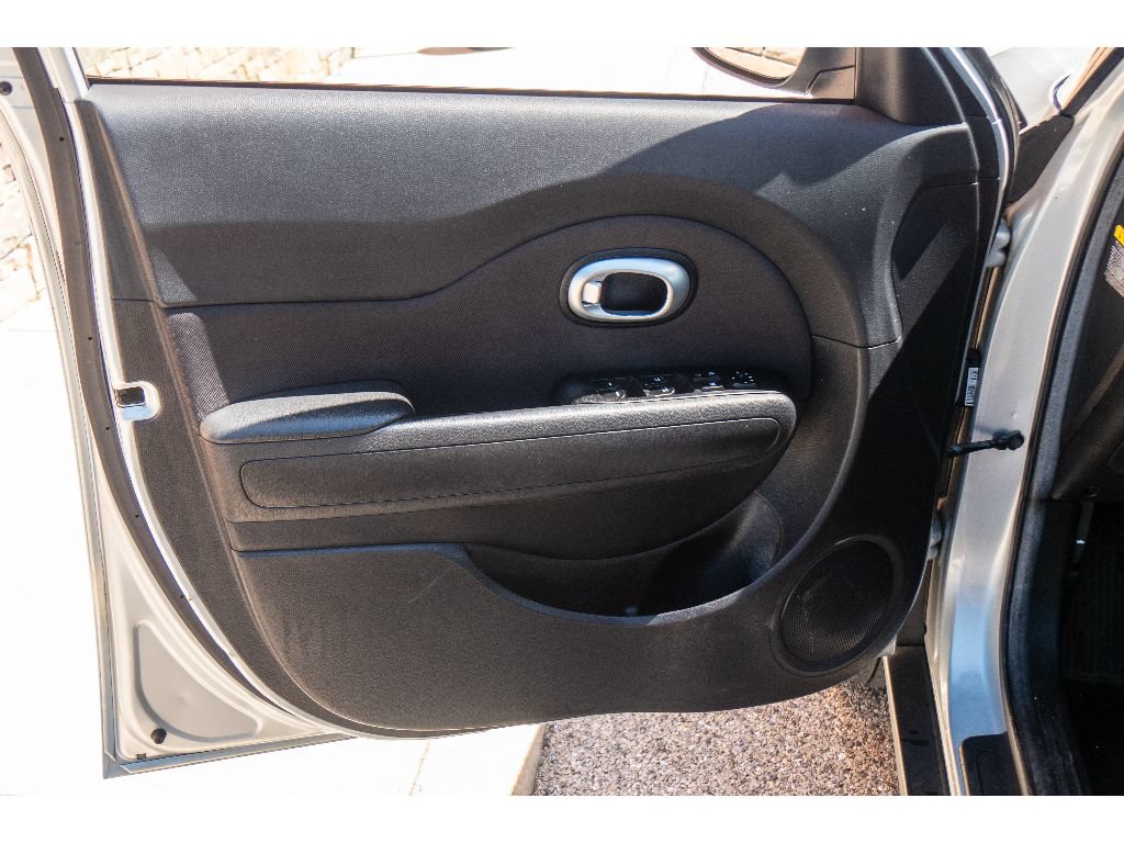 Used 2015 Kia Soul + FWD image 10