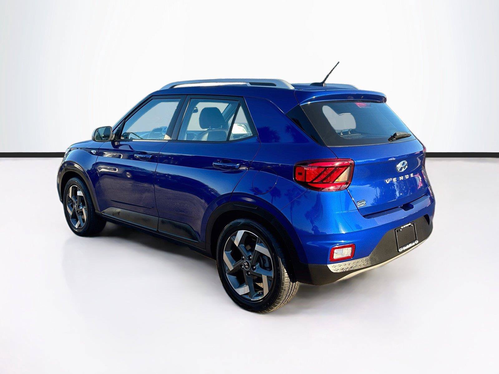 Used 2023 Hyundai Venue Limited FWD image 5
