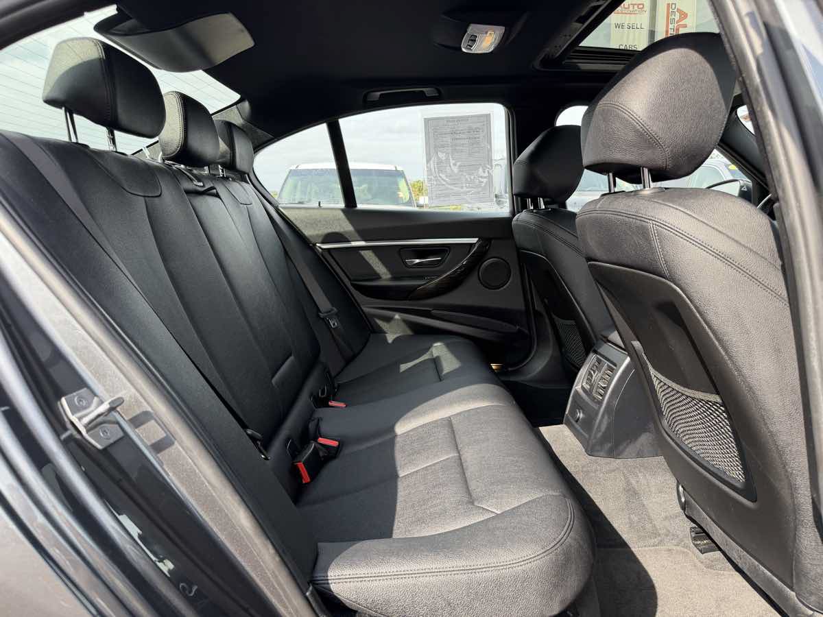 Used 2018 BMW 330i xDrive Sedan AWD/4WD image 16