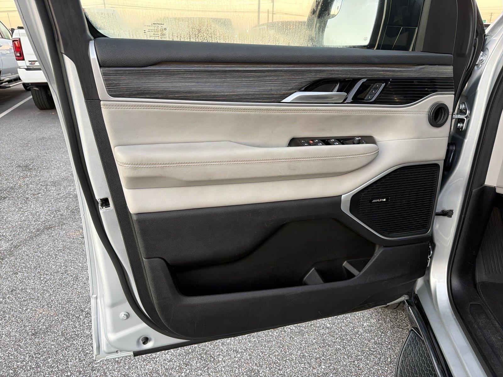 Used 2024 Jeep Wagoneer Series II w/ Flexible Seating Group RWD image 9