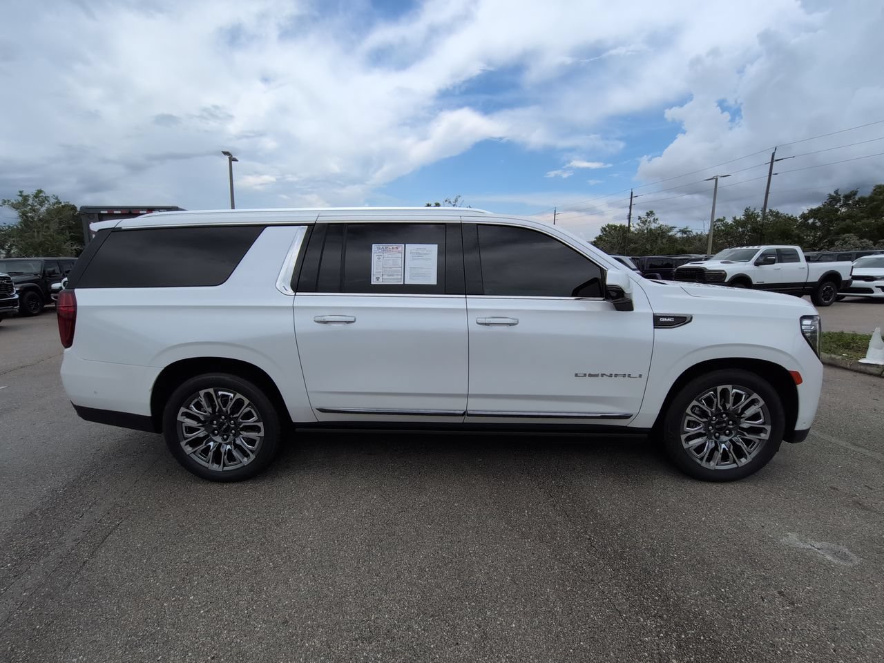 Used 2023 GMC Yukon XL Denali Ultimate AWD/4WD image 4