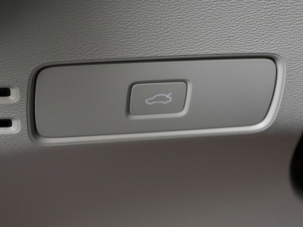 New 2026 Volvo XC40 B5 Ultra w/ Protection Package Premier image 25