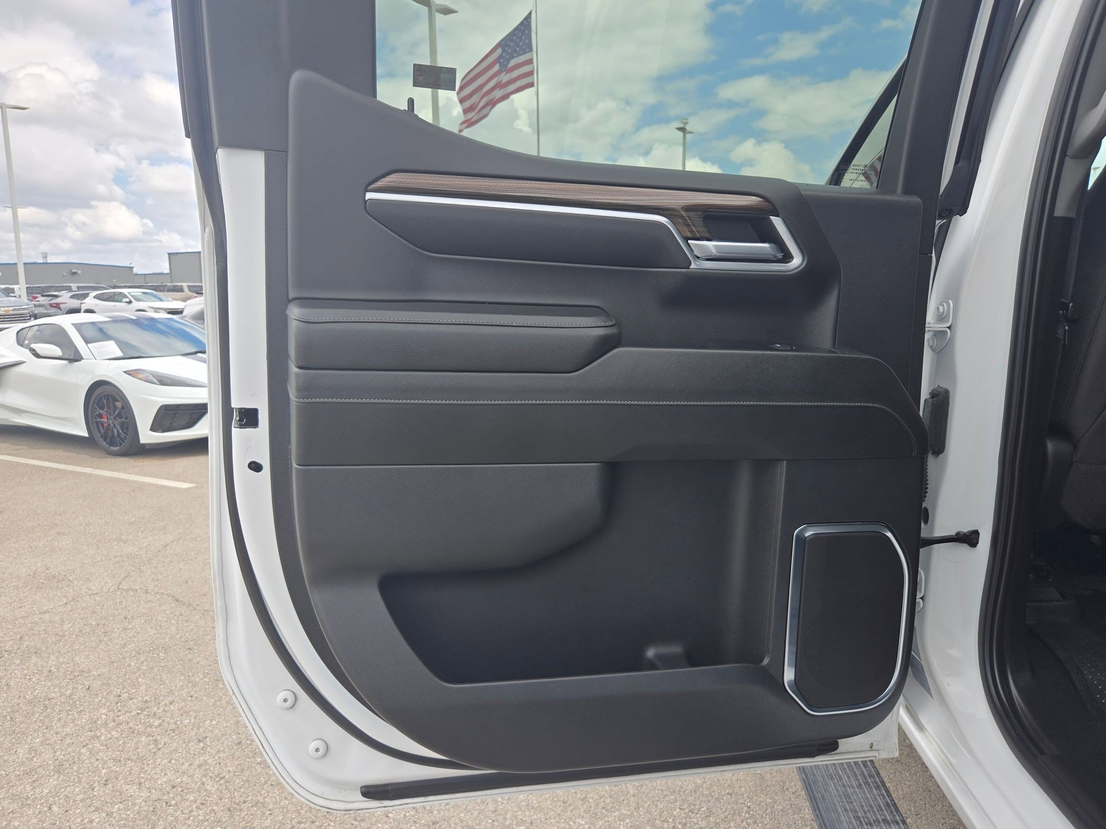 Used 2024 Chevrolet Silverado 1500 LT w/ Z71 Off-Road Package AWD/4WD image 14