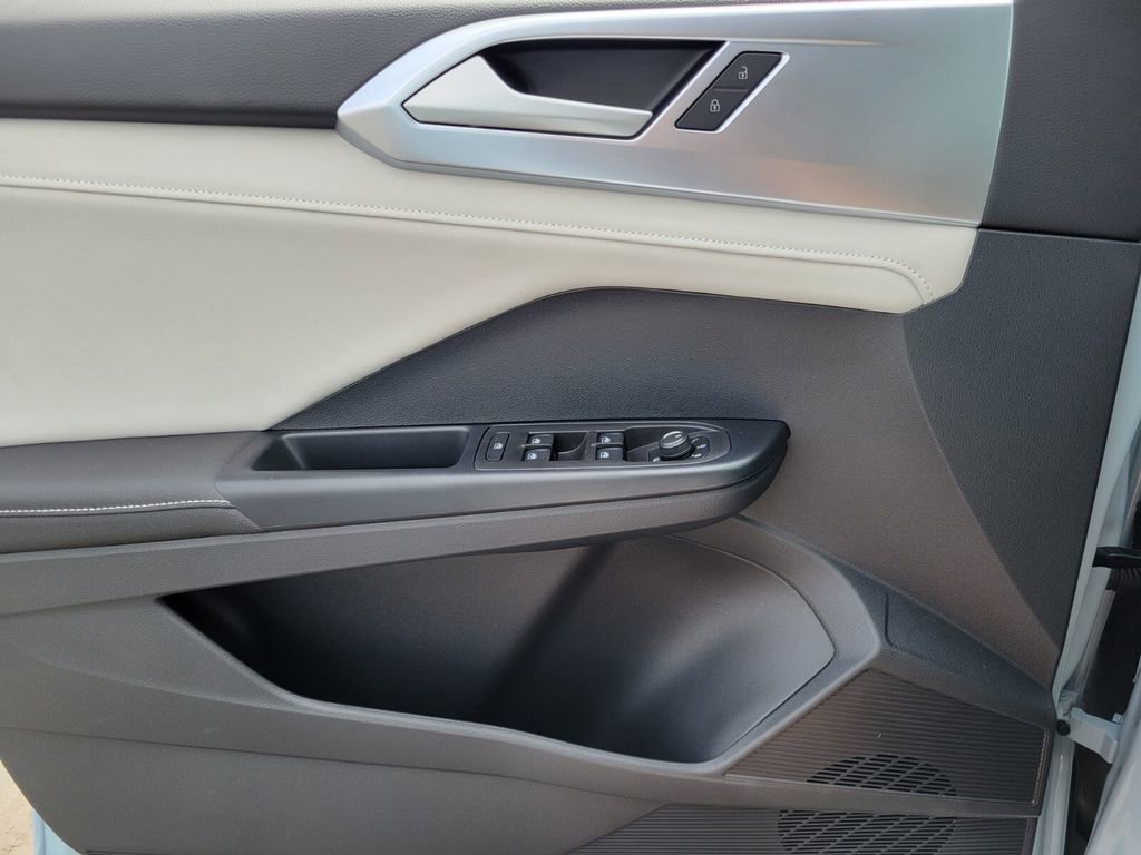 New 2025 Volkswagen Taos SE image 10