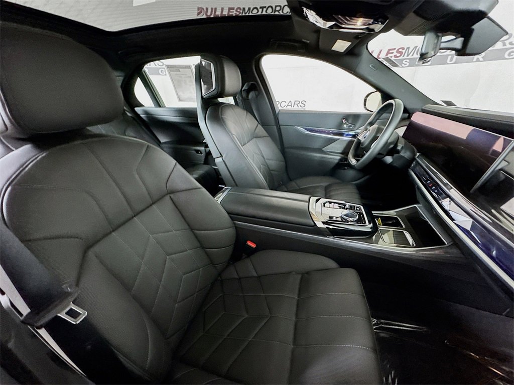 Used 2024 BMW i7 xDrive60 image 30