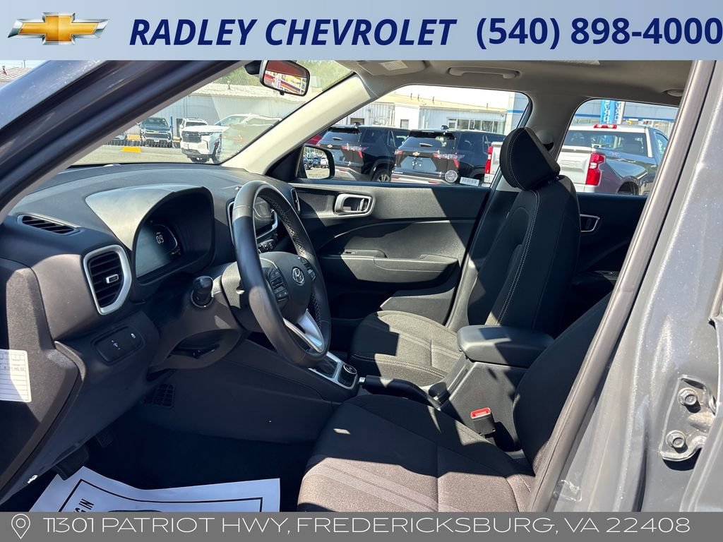 Used 2025 Hyundai Venue SEL FWD image 3