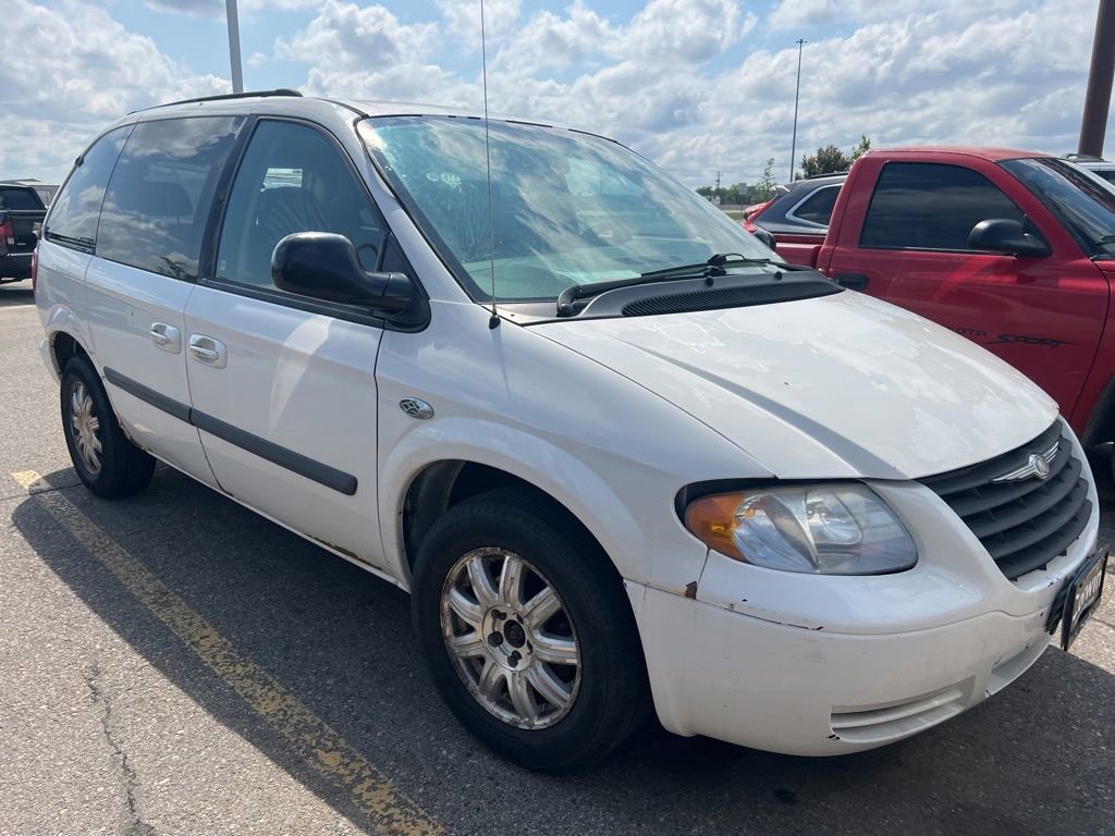 Used 2006 Chrysler Town & Country w/ Popular Equipment Group I FWD image 2
