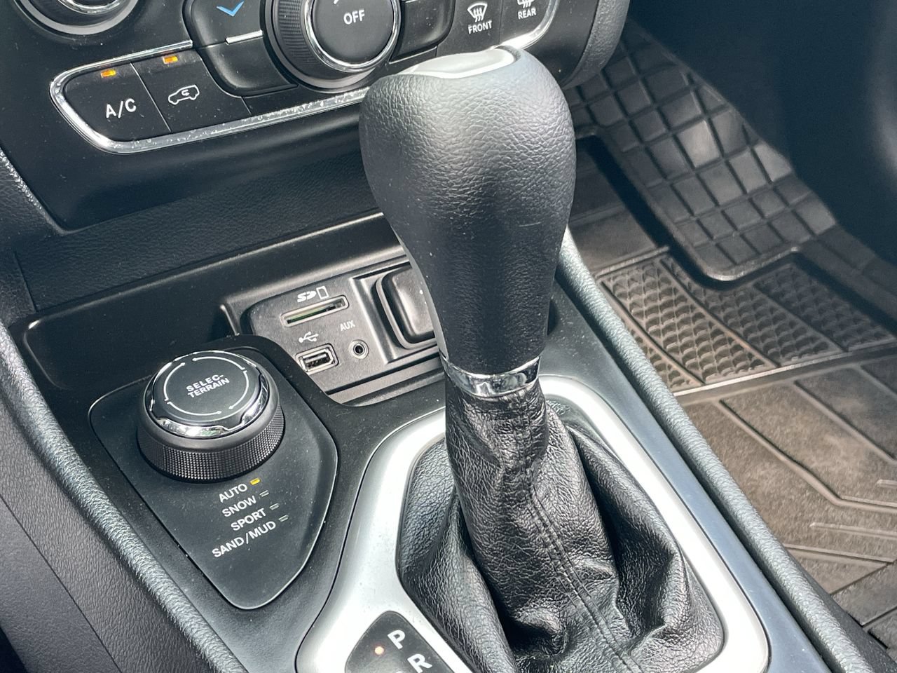 Used 2014 Jeep Cherokee Latitude AWD/4WD image 34