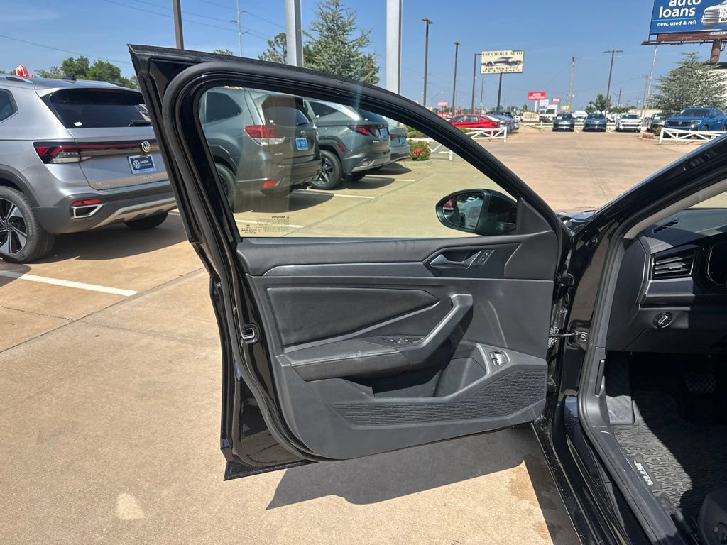 Used 2024 Volkswagen Jetta SE w/ Panoramic Sunroof Package FWD image 9