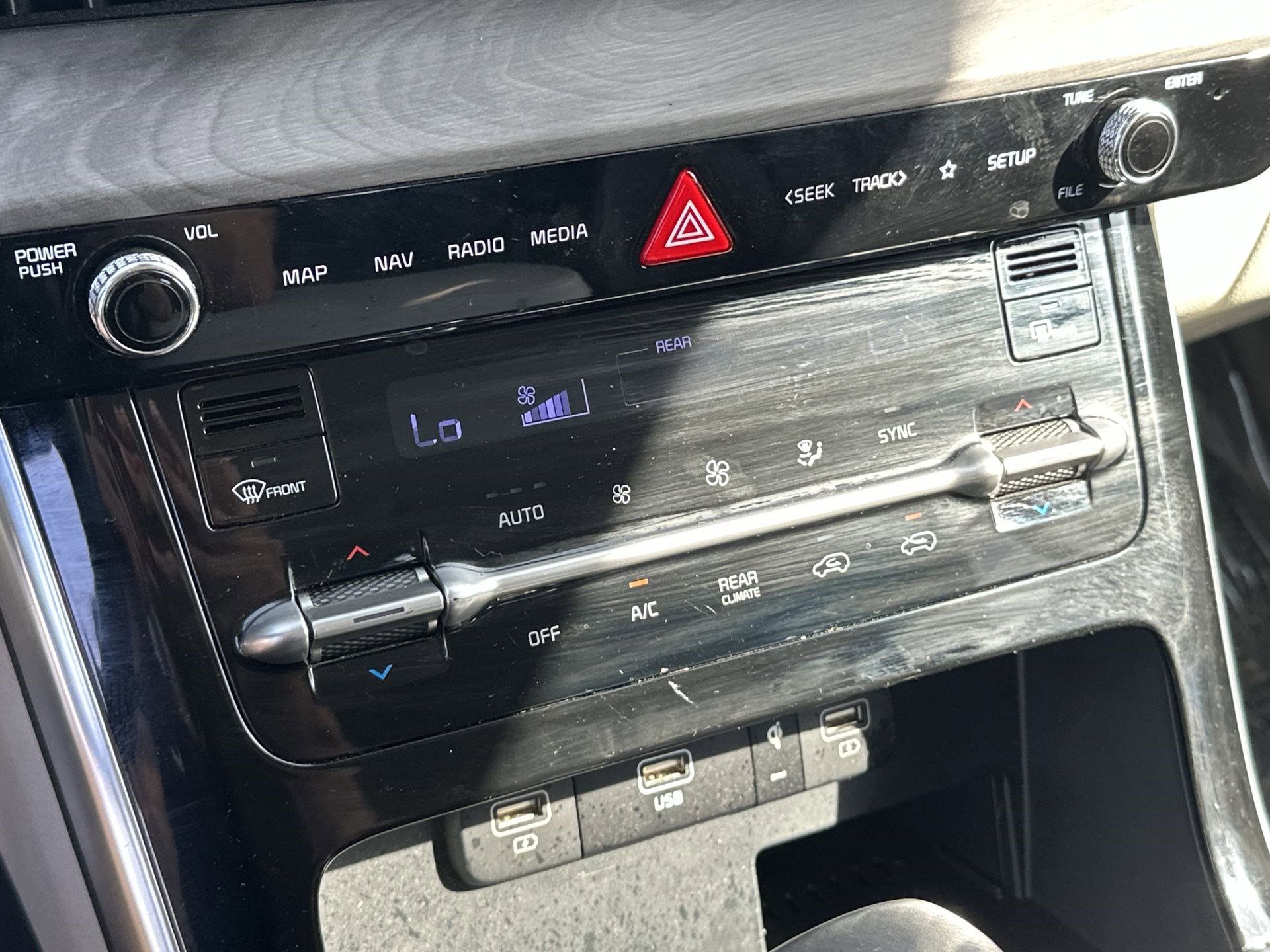 Used 2024 Kia Carnival EX FWD image 16