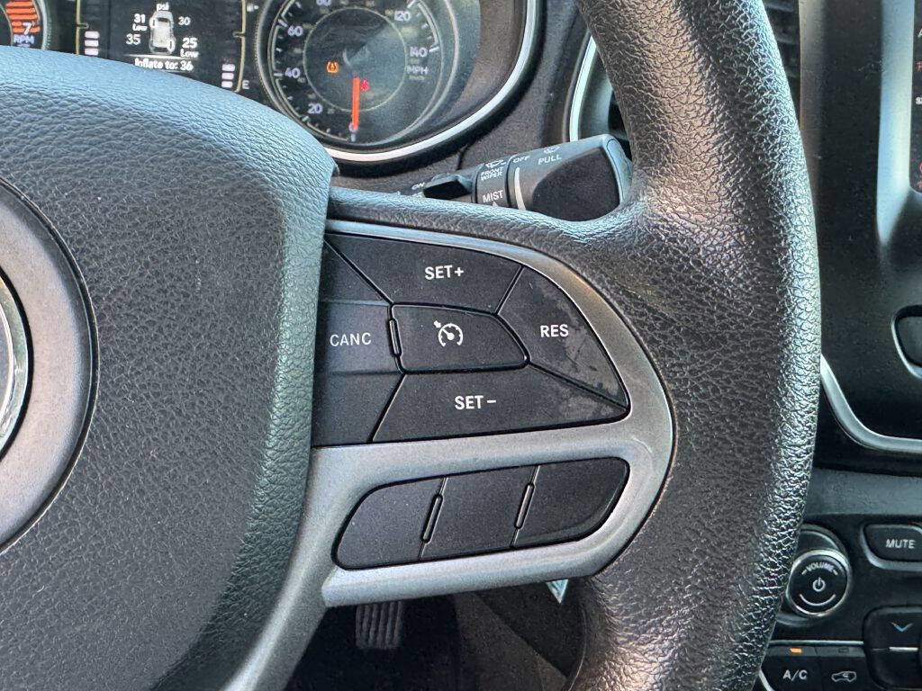 Used 2019 Jeep Cherokee Latitude w/ Popular Appearance Group image 16