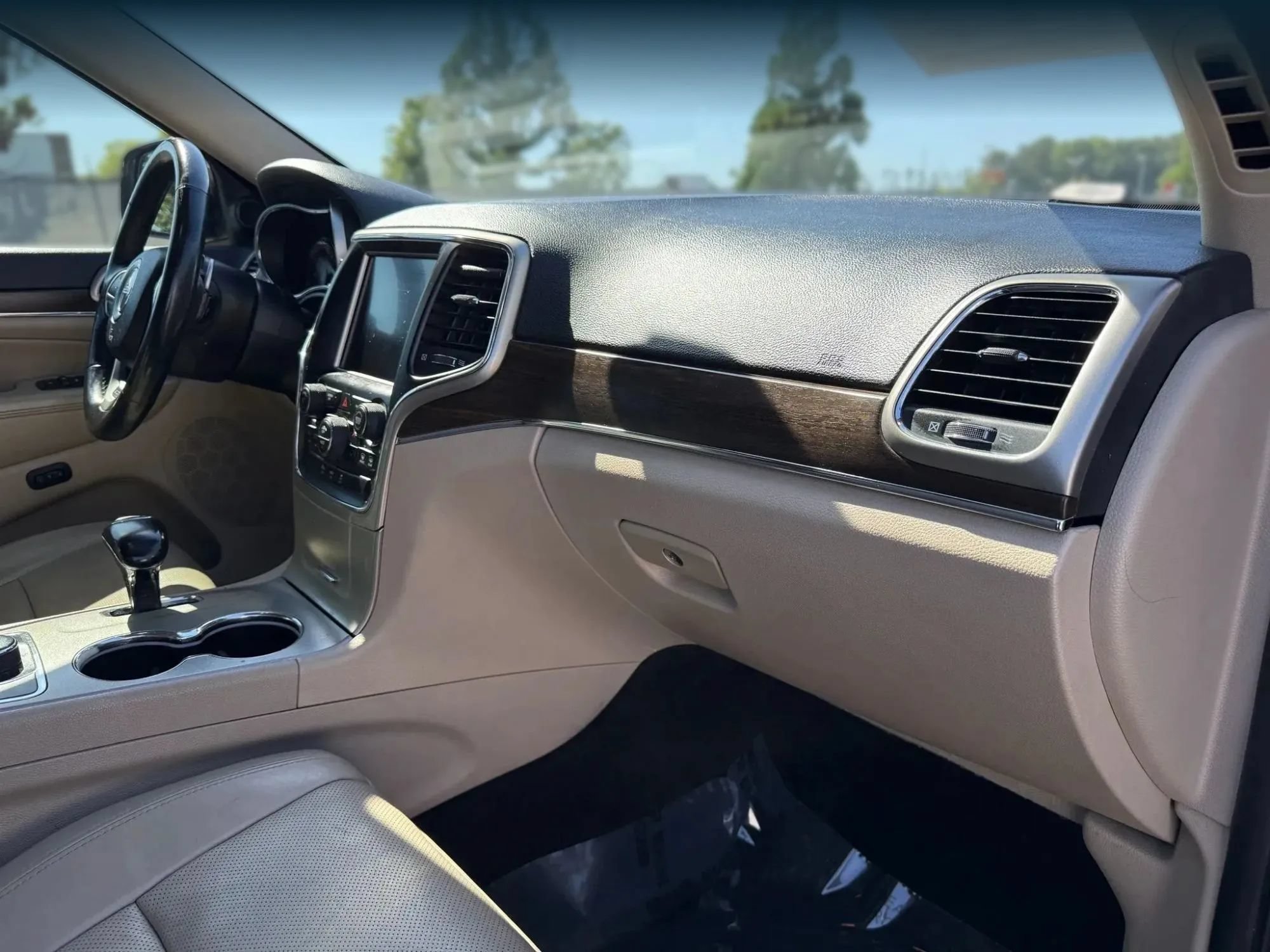 Used 2015 Jeep Grand Cherokee Limited w/ Luxury Group II AWD/4WD image 19