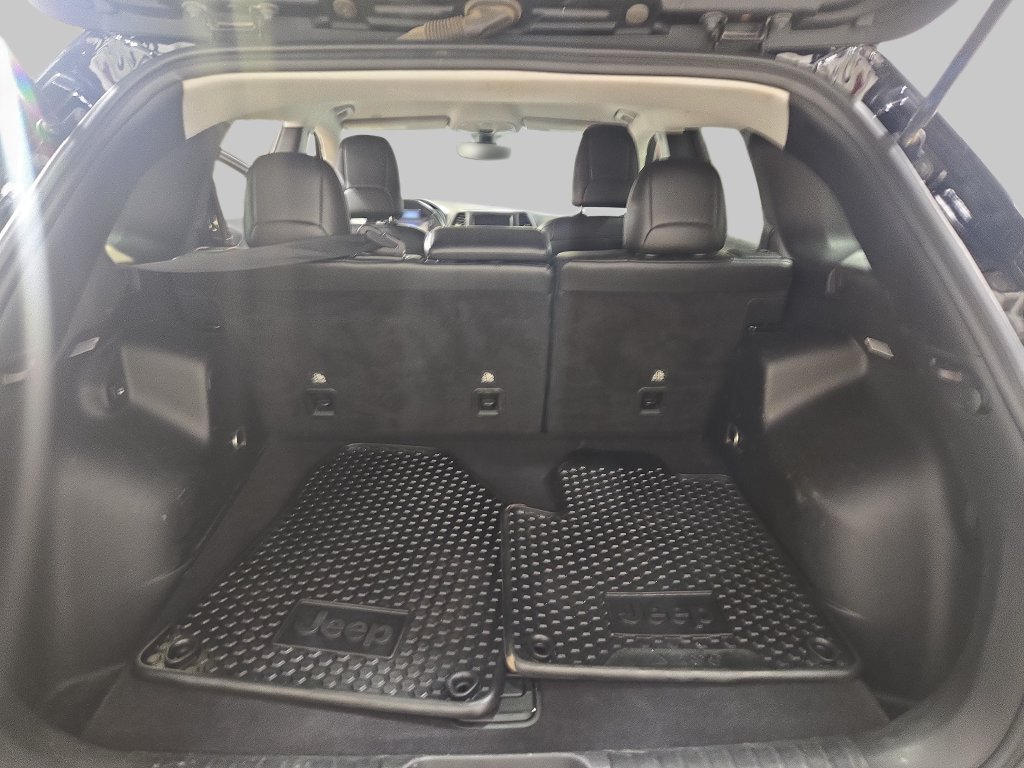 Used 2019 Jeep Cherokee Trailhawk w/ Cold Weather Group AWD/4WD image 15