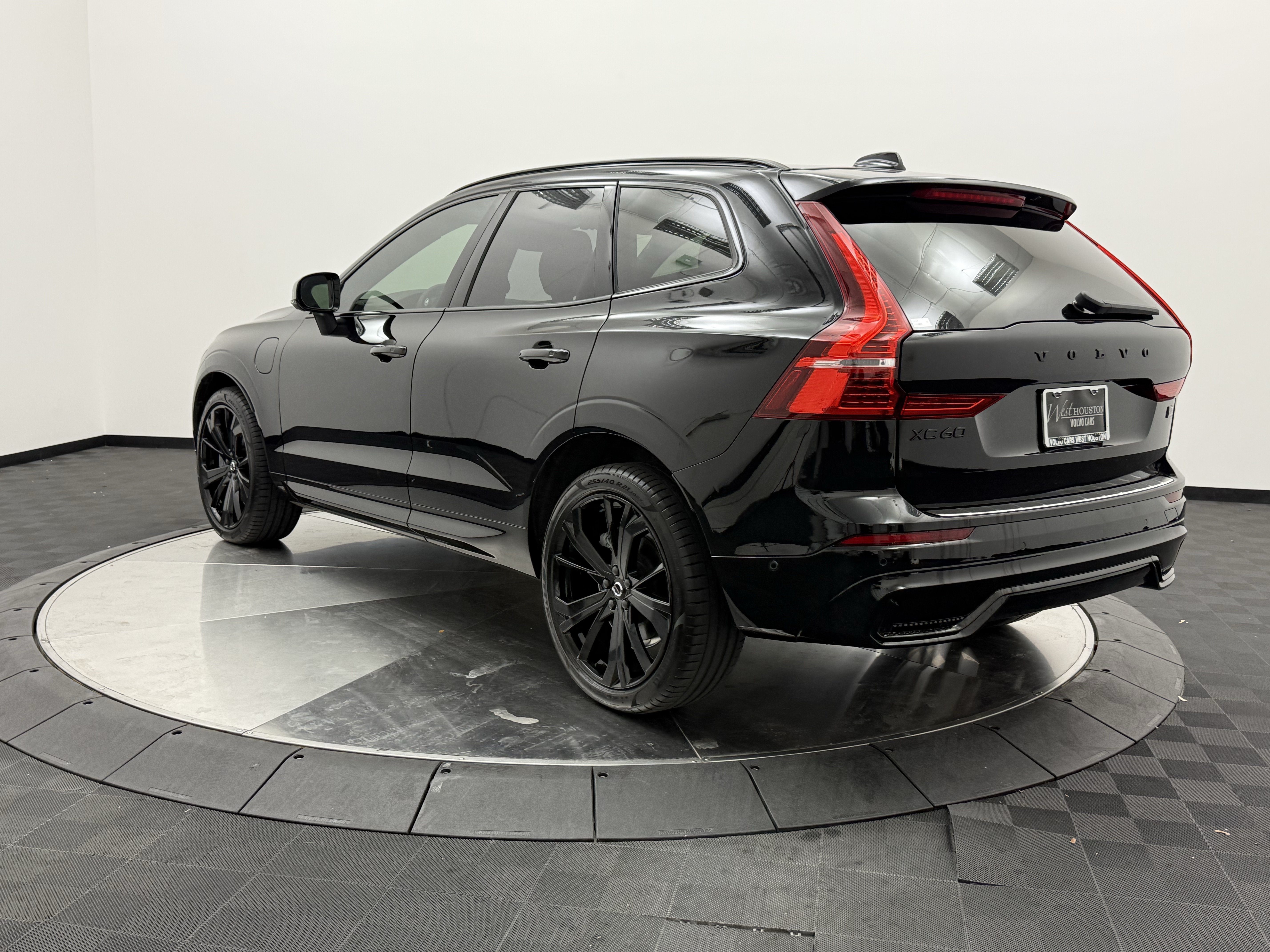 Certified 2024 Volvo XC60 T8 Ultimate w/ Protection Package Premier AWD/4WD image 5