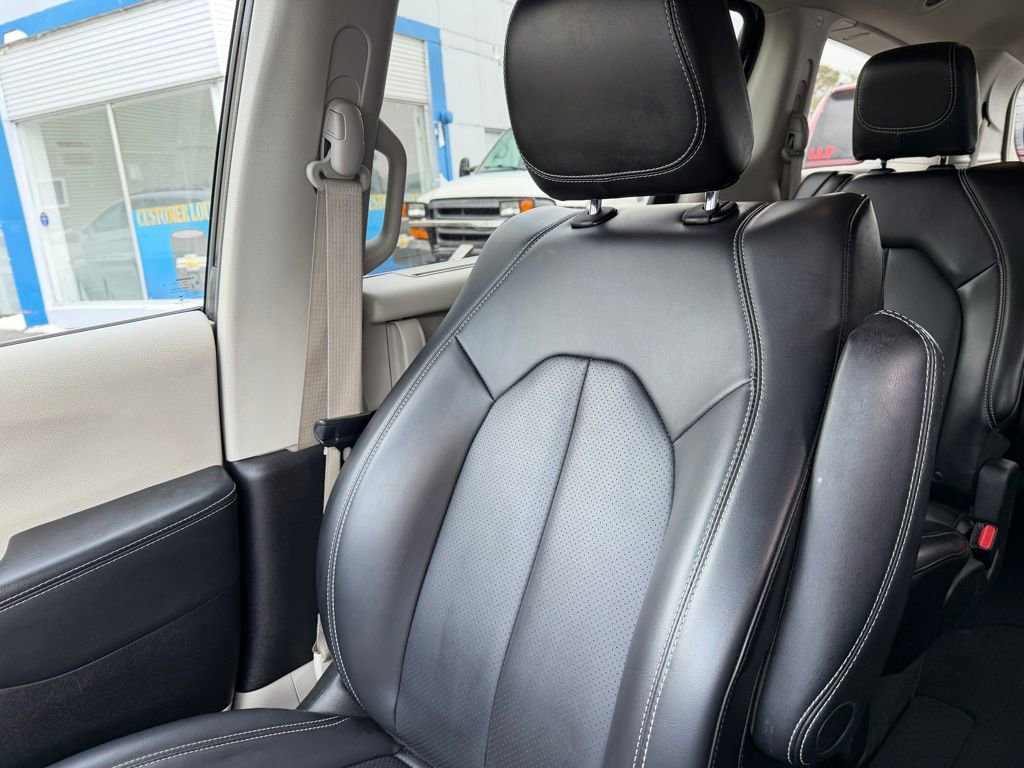 Used 2023 Chrysler Pacifica Touring-L image 22