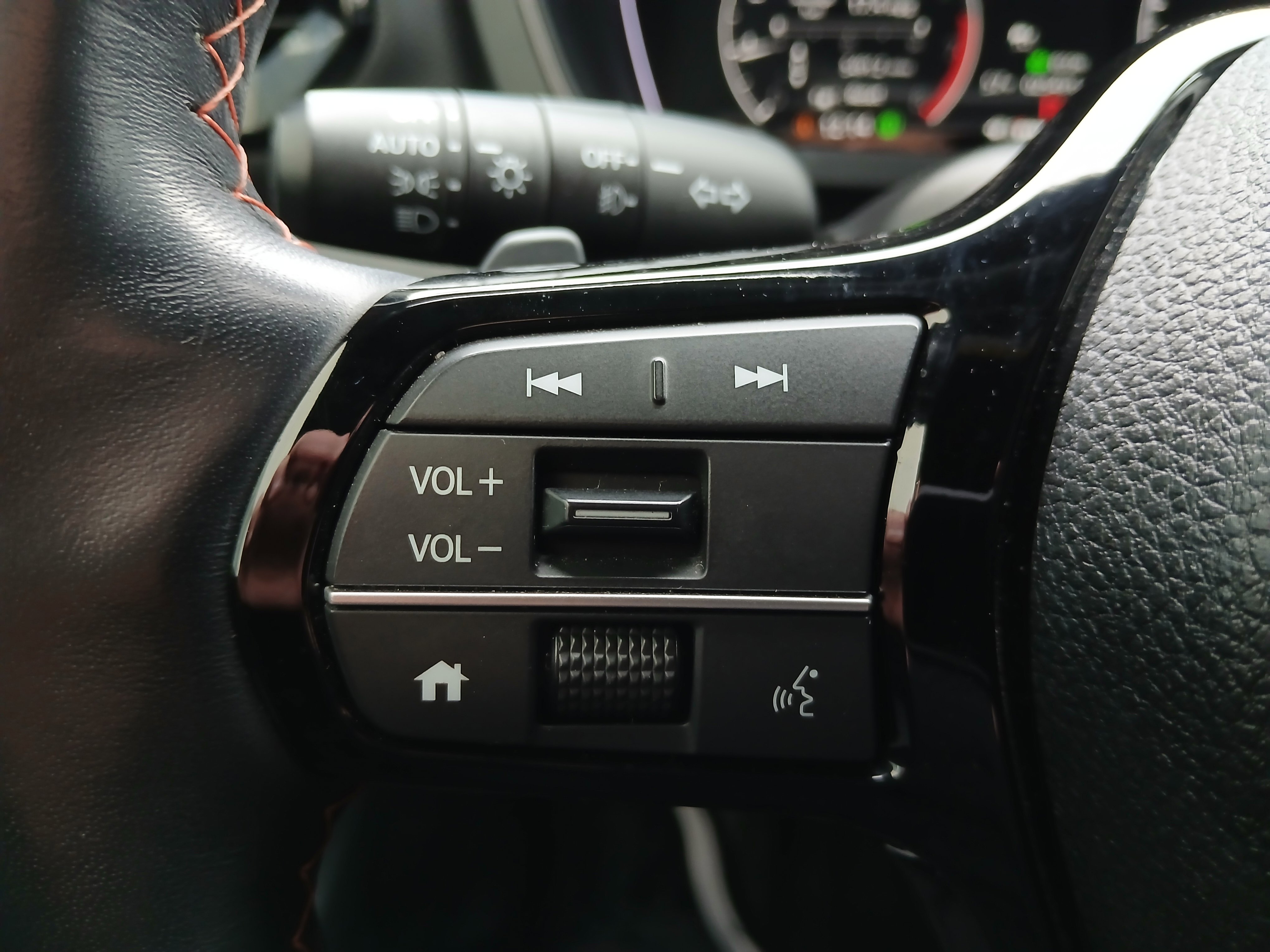 Used 2025 Honda Pilot TrailSport image 11