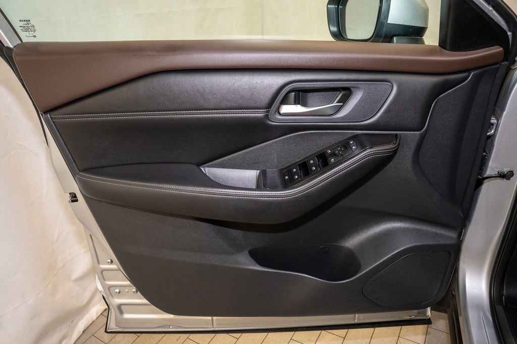 Used 2022 Nissan Rogue SV w/ SV Premium Package image 13