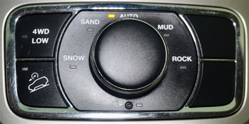 Used 2015 Jeep Grand Cherokee Limited w/ Luxury Group II image 25