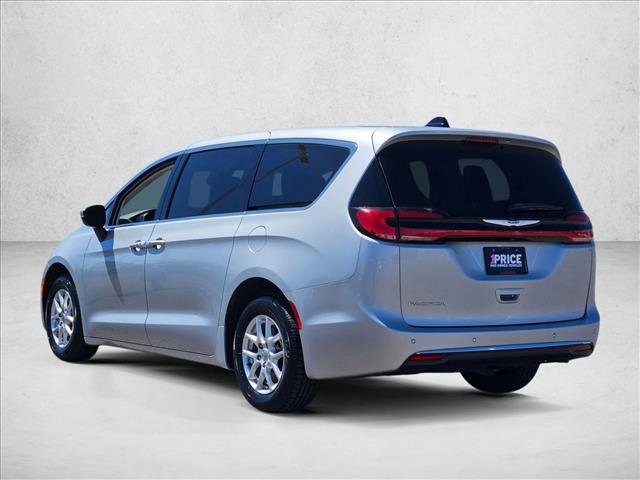 Used 2023 Chrysler Pacifica Touring-L image 9