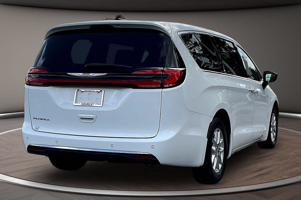 Used 2024 Chrysler Pacifica Touring-L FWD image 6