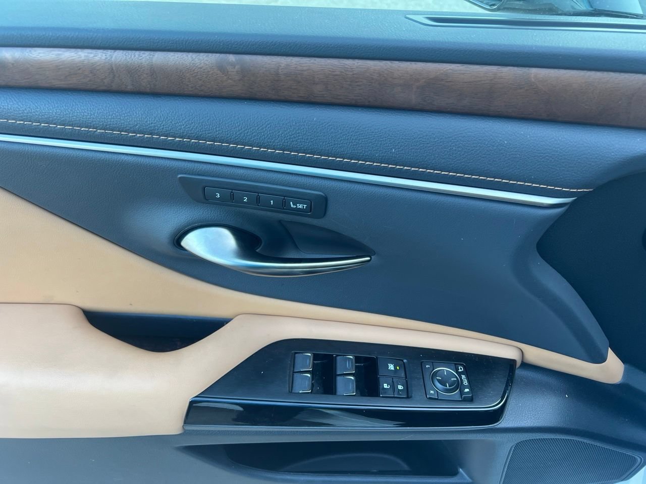 Used 2024 Lexus ES 300h w/ Premium Package FWD image 8